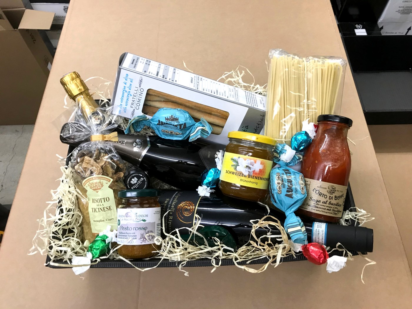 Firmengeschenk mit Wein und Delikatessen
