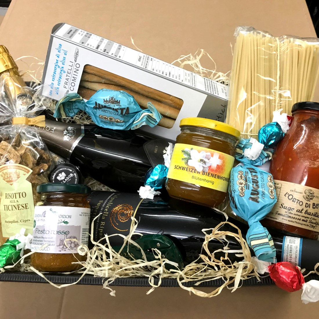 Grosser Geschenkkorb mit Wein und Delikatessen
