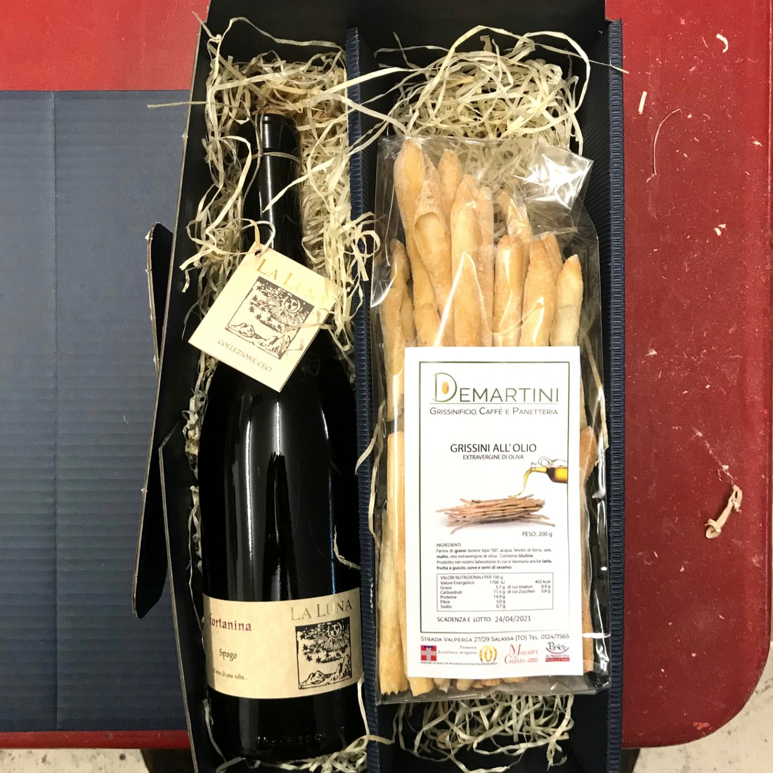 Geschenkkarton mit Rotwein und Grissini