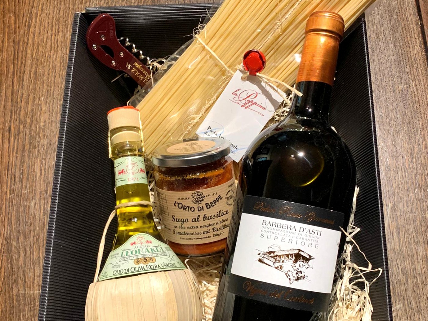 Geschenkkorb mit Spezialitäten
